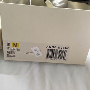 Kitten heel sling back, never worn